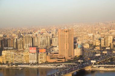 CAIRO, EGYPT - 29 Aralık 2021 Kahire Kulesi 'nden Kahire' nin merkezinin güzel manzarası