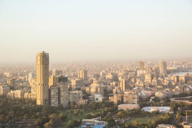 CAIRO, EGYPT - 29 ARALIK 2021 Kahire, Mısır 'daki Kahire Kulesi' nden Kahire ve Zamalek adasının güzel manzarası
