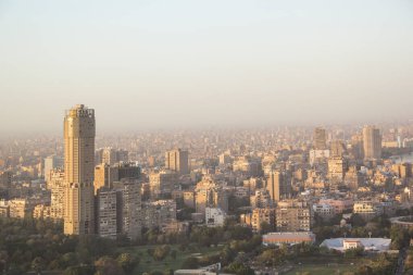 CAIRO, EGYPT - 29 ARALIK 2021 Kahire, Mısır 'daki Kahire Kulesi' nden Kahire ve Zamalek adasının güzel manzarası