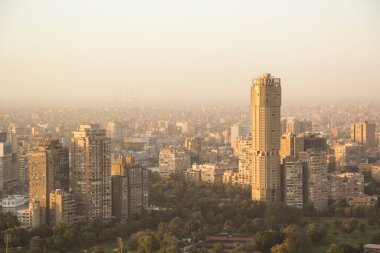 CAIRO, EGYPT - 29 ARALIK 2021 Kahire, Mısır 'daki Kahire Kulesi' nden Kahire ve Zamalek adasının güzel manzarası