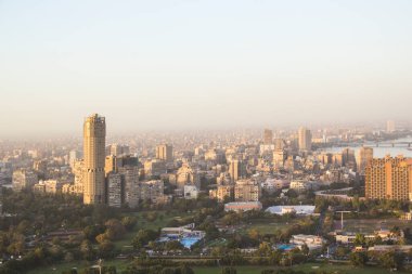 CAIRO, EGYPT - 29 ARALIK 2021 Kahire, Mısır 'daki Kahire Kulesi' nden Kahire ve Zamalek adasının güzel manzarası