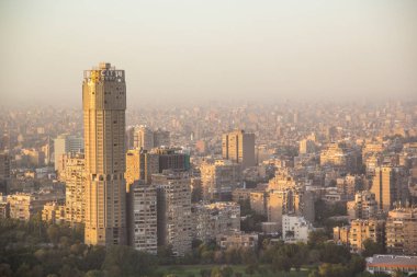 CAIRO, EGYPT - 29 ARALIK 2021 Kahire, Mısır 'daki Kahire Kulesi' nden Kahire ve Zamalek adasının güzel manzarası
