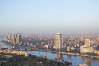 CAIRO, EGYPT - 29 Aralık 2021 Kahire Kulesi 'nden Kahire' nin merkezinin güzel manzarası