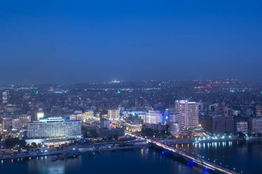 CAIRO, EGYPT - 29 Aralık 2021 Kahire Kulesi 'nden Kahire' nin merkezinin güzel manzarası