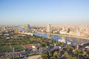 CAIRO, EGYPT - 29 ARALIK 2021 Kahire, Mısır 'daki Kahire Kulesi' nden Kahire ve Zamalek adasının güzel manzarası