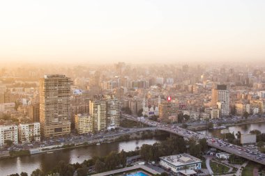 CAIRO, EGYPT - 29 ARALIK 2021 Kahire, Mısır 'daki Kahire Kulesi' nden Kahire ve Zamalek adasının güzel manzarası