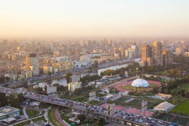 CAIRO, EGYPT - 29 ARALIK 2021 Kahire, Mısır 'daki Kahire Kulesi' nden Kahire ve Zamalek adasının güzel manzarası