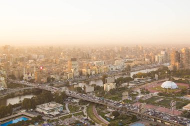 CAIRO, EGYPT - 29 ARALIK 2021 Kahire, Mısır 'daki Kahire Kulesi' nden Kahire ve Zamalek adasının güzel manzarası