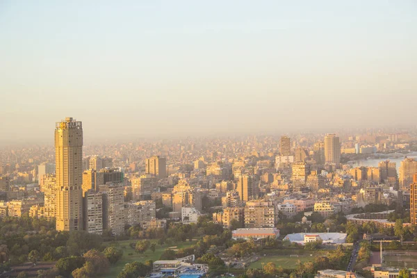 CAIRO, EGYPT - 29 ARALIK 2021 Kahire, Mısır 'daki Kahire Kulesi' nden Kahire ve Zamalek adasının güzel manzarası