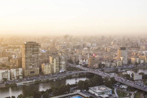 CAIRO, EGYPT - 29 ARALIK 2021 Kahire, Mısır 'daki Kahire Kulesi' nden Kahire ve Zamalek adasının güzel manzarası