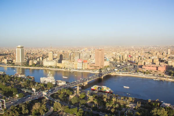 CAIRO, EGYPT - 29 ARALIK 2021 Kahire, Mısır 'daki Kahire Kulesi' nden Kahire ve Zamalek adasının güzel manzarası