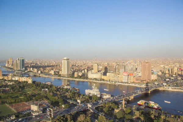 CAIRO, EGYPT - 29 ARALIK 2021 Kahire, Mısır 'daki Kahire Kulesi' nden Kahire ve Zamalek adasının güzel manzarası