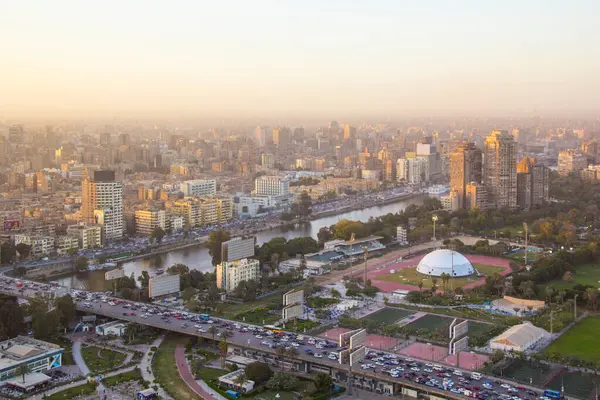 CAIRO, EGYPT - 29 ARALIK 2021 Kahire, Mısır 'daki Kahire Kulesi' nden Kahire ve Zamalek adasının güzel manzarası