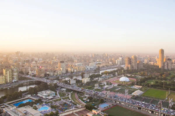 CAIRO, EGYPT - 29 ARALIK 2021 Kahire, Mısır 'daki Kahire Kulesi' nden Kahire ve Zamalek adasının güzel manzarası