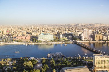 CAIRO, EGYPT - 29 ARALIK 2021 Kahire, Mısır 'daki Kahire Kulesi' nden Kahire ve Zamalek adasının güzel manzarası