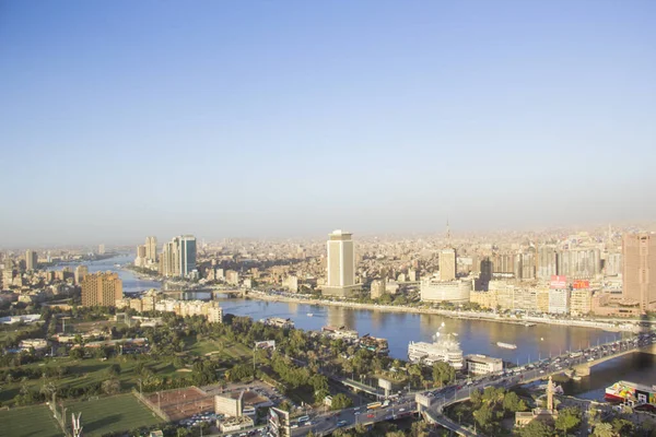 CAIRO, EGYPT - 29 ARALIK 2021 Kahire, Mısır 'daki Kahire Kulesi' nden Kahire ve Zamalek adasının güzel manzarası