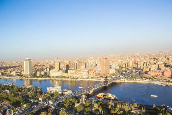 CAIRO, EGYPT - 29 ARALIK 2021 Kahire, Mısır 'daki Kahire Kulesi' nden Kahire ve Zamalek adasının güzel manzarası
