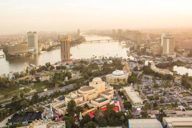 CAIRO, EGYPT - 29 ARALIK 2021 Kahire, Mısır 'daki Kahire Kulesi' nden Kahire ve Zamalek adasının güzel manzarası