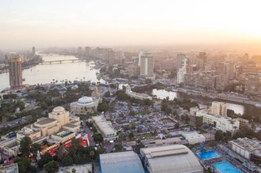CAIRO, EGYPT - 29 ARALIK 2021 Kahire, Mısır 'daki Kahire Kulesi' nden Kahire ve Zamalek adasının güzel manzarası
