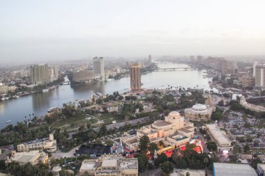 CAIRO, EGYPT - 29 ARALIK 2021 Kahire, Mısır 'daki Kahire Kulesi' nden Kahire ve Zamalek adasının güzel manzarası