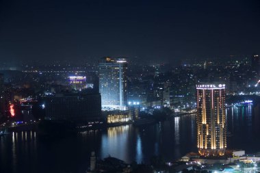 CAIRO, EGYPT - 29 ARALIK 2021 Kahire, Mısır 'daki Kahire Kulesi' nden Kahire ve Zamalek adasının güzel manzarası