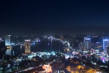 CAIRO, EGYPT - 29 ARALIK 2021 Kahire, Mısır 'daki Kahire Kulesi' nden Kahire ve Zamalek adasının güzel manzarası