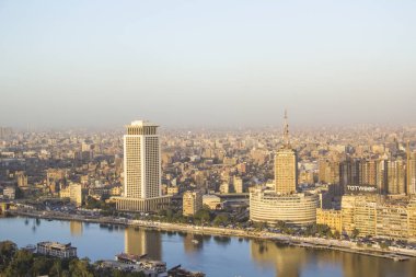 CAIRO, EGYPT - 29 ARALIK 2021 Kahire, Mısır 'daki Kahire Kulesi' nden Kahire ve Zamalek adasının güzel manzarası