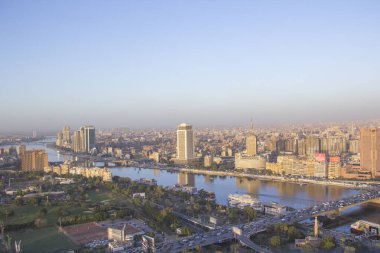 CAIRO, EGYPT - 29 ARALIK 2021 Kahire, Mısır 'daki Kahire Kulesi' nden Kahire ve Zamalek adasının güzel manzarası