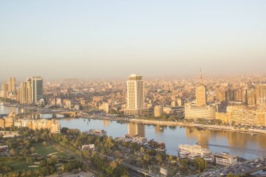 CAIRO, EGYPT - 29 ARALIK 2021 Kahire, Mısır 'daki Kahire Kulesi' nden Kahire ve Zamalek adasının güzel manzarası