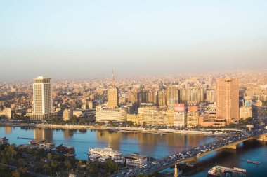 CAIRO, EGYPT - 29 ARALIK 2021 Kahire, Mısır 'daki Kahire Kulesi' nden Kahire ve Zamalek adasının güzel manzarası