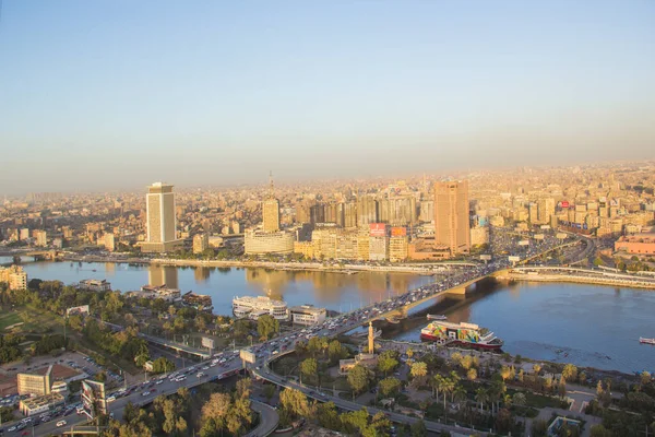 CAIRO, EGYPT - 29 ARALIK 2021 Kahire, Mısır 'daki Kahire Kulesi' nden Kahire ve Zamalek adasının güzel manzarası