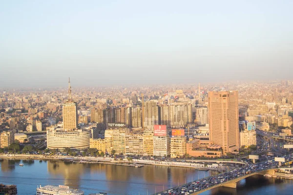 CAIRO, EGYPT - 29 ARALIK 2021 Kahire, Mısır 'daki Kahire Kulesi' nden Kahire ve Zamalek adasının güzel manzarası