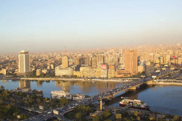 CAIRO, EGYPT - 29 ARALIK 2021 Kahire, Mısır 'daki Kahire Kulesi' nden Kahire ve Zamalek adasının güzel manzarası