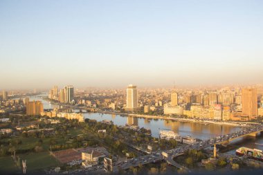 CAIRO, EGYPT - 29 ARALIK 2021 Kahire, Mısır 'daki Kahire Kulesi' nden Kahire ve Zamalek adasının güzel manzarası