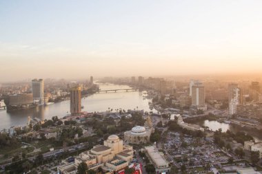 CAIRO, EGYPT - 29 ARALIK 2021 Kahire, Mısır 'daki Kahire Kulesi' nden Kahire ve Zamalek adasının güzel manzarası