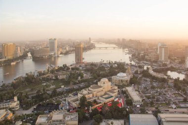 CAIRO, EGYPT - 29 ARALIK 2021 Kahire, Mısır 'daki Kahire Kulesi' nden Kahire ve Zamalek adasının güzel manzarası