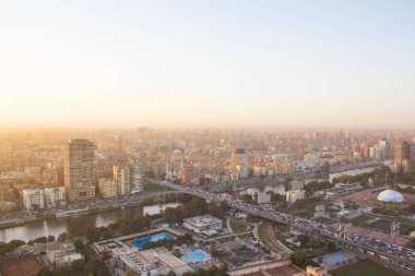 CAIRO, EGYPT - 29 ARALIK 2021 Kahire, Mısır 'daki Kahire Kulesi' nden Kahire ve Zamalek adasının güzel manzarası