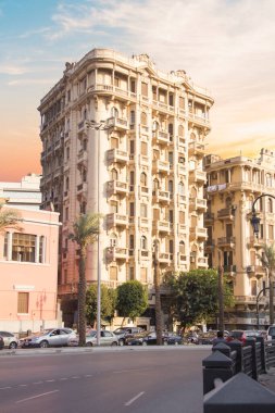 CAIRO, EGYPT - 29 Aralık 2021: Kahire, Mısır 'da Tahrir Meydanı yakınlarındaki işlek bir caddenin görüntüsü