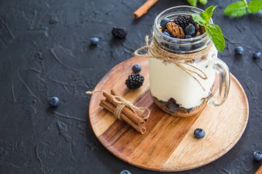 Taze yaz meyvelerinden oluşan sağlıklı bir meyve suyu. Yaratıcı atmosfer dekorasyonu