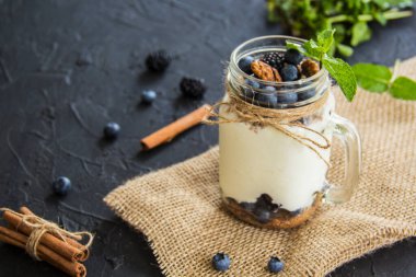 Taze yaz meyvelerinden oluşan sağlıklı bir meyve suyu. Yaratıcı atmosfer dekorasyonu