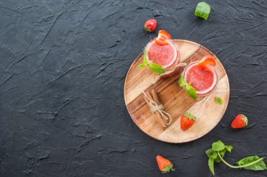 Taze yaz meyvelerinden oluşan sağlıklı bir meyve suyu. Yaratıcı atmosfer dekorasyonu