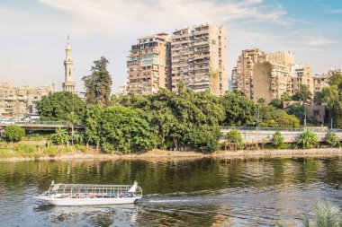 Mısır 'ın Kahire kentindeki Zamalek Adası' nın rıhtımındaki binaların güzel manzarası