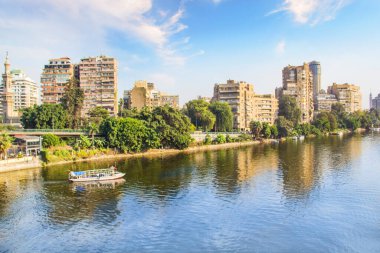 Mısır 'ın Kahire kentindeki Zamalek Adası' nın rıhtımındaki binaların güzel manzarası
