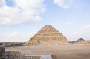 Djoser Piramidi (veya Djeser ve Zoser) veya Mısır 'ın Saqqara mezarlığındaki Adım Piramidi