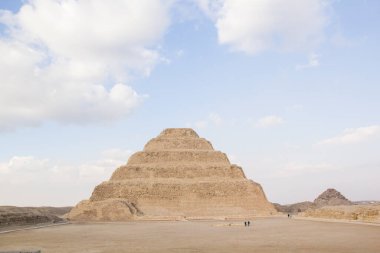 Djoser Piramidi (veya Djeser ve Zoser) veya Mısır 'ın Saqqara mezarlığındaki Adım Piramidi