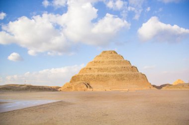 Djoser Piramidi (veya Djeser ve Zoser) veya Mısır 'ın Saqqara mezarlığındaki Adım Piramidi