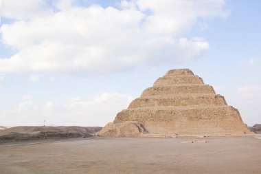 Djoser Piramidi (veya Djeser ve Zoser) veya Mısır 'ın Saqqara mezarlığındaki Adım Piramidi