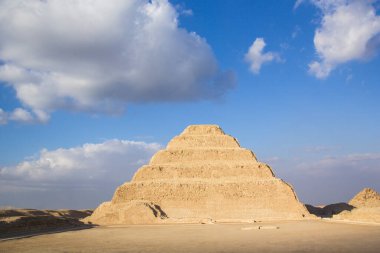 Djoser Piramidi (veya Djeser ve Zoser) veya Mısır 'ın Saqqara mezarlığındaki Adım Piramidi