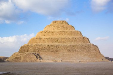 Djoser Piramidi (veya Djeser ve Zoser) veya Mısır 'ın Saqqara mezarlığındaki Adım Piramidi