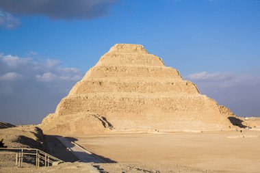 Djoser Piramidi (veya Djeser ve Zoser) veya Mısır 'ın Saqqara mezarlığındaki Adım Piramidi